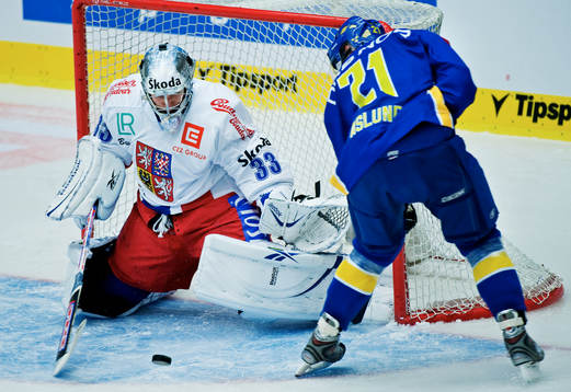 Jakub Stepanek, målvakt, Tjeckien, räddar ett skott från