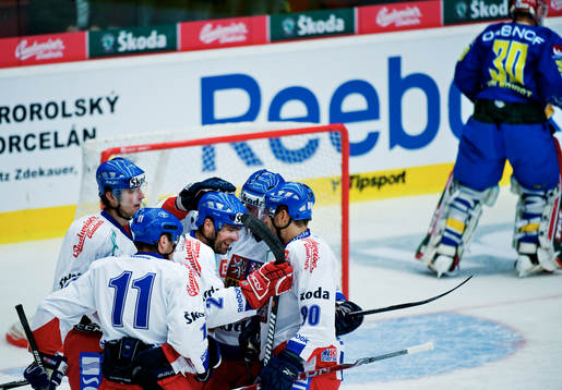 Josef Melichar, Tjeckien, gratuleras till sitt 1-0-mål. I