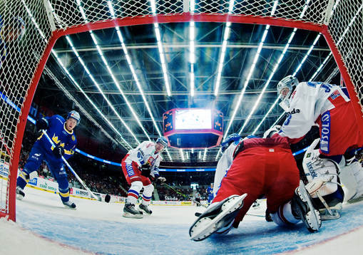 Linus Omark, Sverige, har pucken i samband med situationen