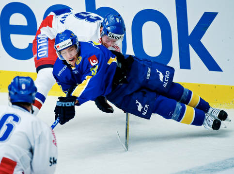 Linus Omark, Sverige, fälls av Jiri Novotny, Tjeckien