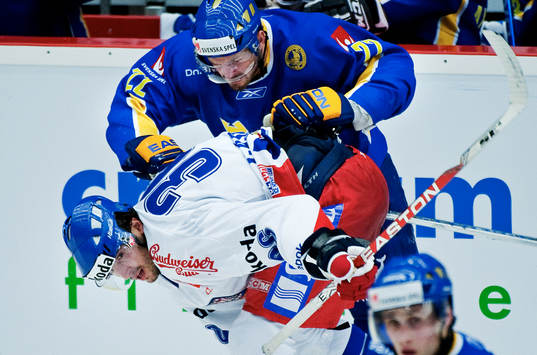 Niklas Persson, Sverige, ger sig på Petr Caslava, Tjeckien