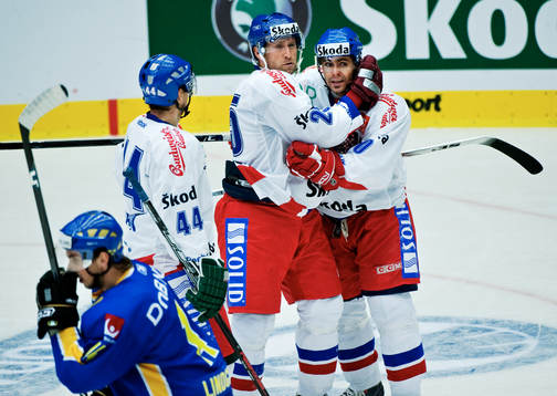 Jaroslav Bednar, Tjeckien, gratuleras till sitt 2-1-mål