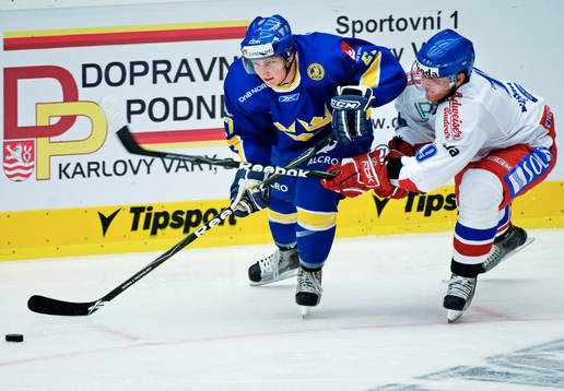 Patrik Zackrisson, Sverige, försöker att ta sig förbi