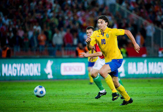Zlatan Ibrahimovic, Sverige, kommer fri med bollen