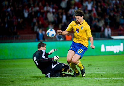 Zlatan Ibrahimovic, Sverige, tar sig förbi ungerns