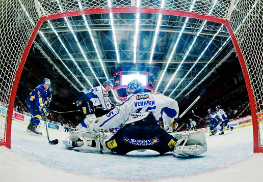 Patrik Zackrisson, Sverige, lyckas inte få in pucken bakom