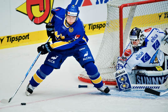 Linus Omark, Sverige, oroar framför Petri Vehanen,