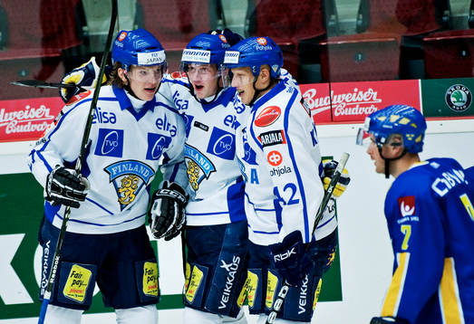 Joonas Kemppainen, Finland, gratuleras till 0-3-målet