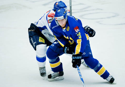 Linus Omark, Sverige, håller tag i pucken