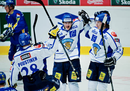 Harri Ilvonen, Finland, gratuleras till sitt 2-6-mål. Jubel