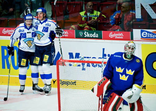 Ville Mäntymaa, Finland, gratuleras till 2-8-målet och