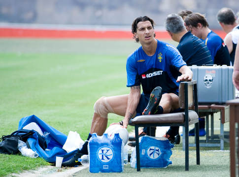 Zlatan Ibrahimovic, med lindat knä
