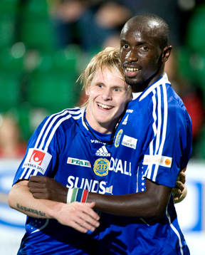 Aziz Corr Nyang, jublel med Ari Skulason