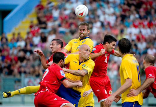 Olof Mellberg, och Daniel Majstorovic, Sverige, i nickduell