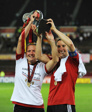 Kerstin Stegemann och Birgit Prinz, Tyskland, jubel, pokal