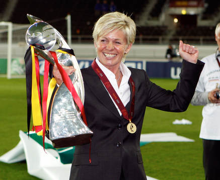 Silvia Neid, Tyskland, förbundskapten, jubel. Pokal, medalj