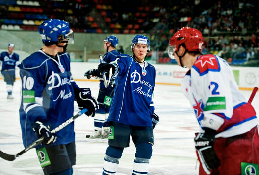 Linus Omark pratar med Mattias Weinhandl, Dynamo Moskva