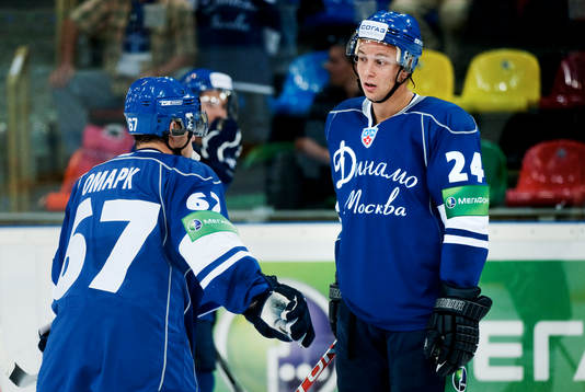 Linus Omark pratar med Johan Harju, Dynamo Moskva