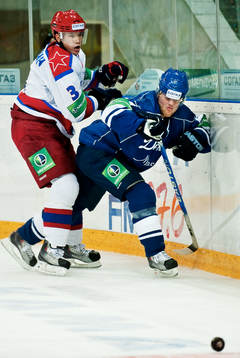 Michael Pashnin, CSKA Moskva, tacklar Linus Omark, Dynamo