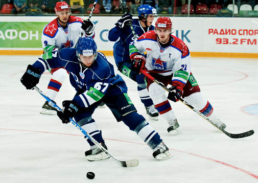 Linus Omark, Dynamo Moskva, dribblar med pucken
