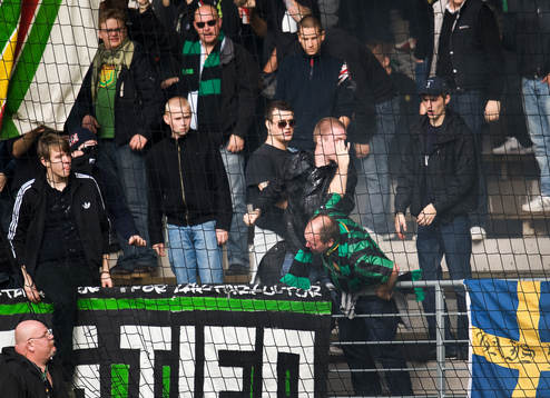 Gaisarna slåss med varandra. Bråk på läktare