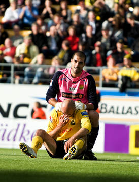 Dime Jankulovski, målvakt, GAIS, ger nackmassage åt Teddy