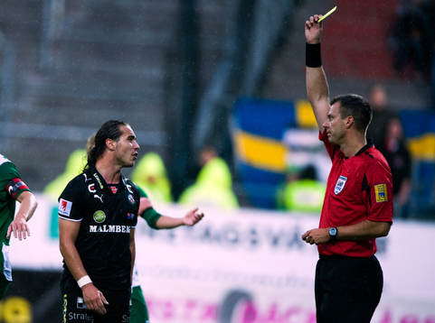 Nordin Gerzic, Örebro får gult kort av Daniel