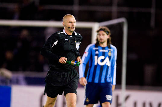 Domare med flaskan i handen