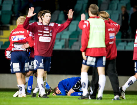 Halmstadspelare depp i bakgrunden. Markus Gustafsson,