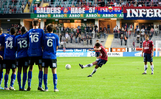 Pavel Zavadil, Örgryte, slår en frispark