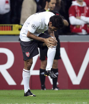 Eduardo da Silva, glädje och jubel över 2-3 till Arsenal