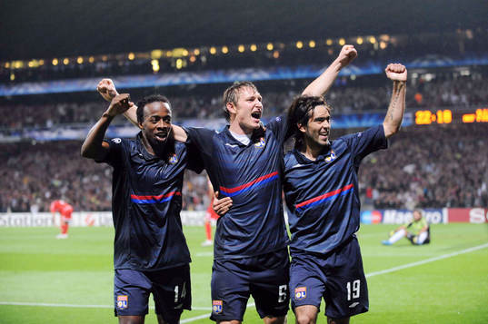 Joie Sidney Govou, Kim Källström och Cesar Delgado, Lyon,
