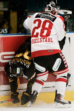 Daniel Casselståhl, Malmö, tacklar Jonas Westerling, AIK.