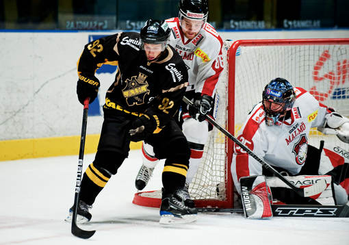 Tomas Wallgren, Malmö, kan inte stoppa Jonas Westerling,