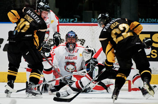 Mattias Beck, AIK, skjuter ett skott mot Jani Hurme,