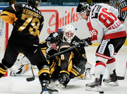 Stökigt framför Christopher Heino-Lindberg, målvakt, AIK