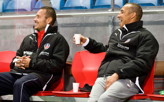Marcus Lantz och Henrik Larsson på avbytarbänken, glädje
