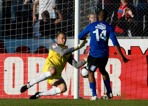Anselmo, Halmstad framför Daniel Andersson, målvakt,