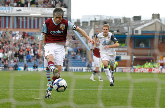 Graham Alexander gör 1-0 till Burnley