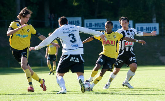 Målskytten Surprise tar sig förbi ett par motståndare