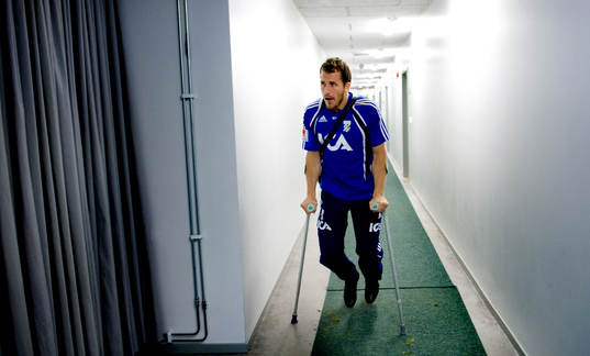 Tobias Hysén, på kryckor, skada
