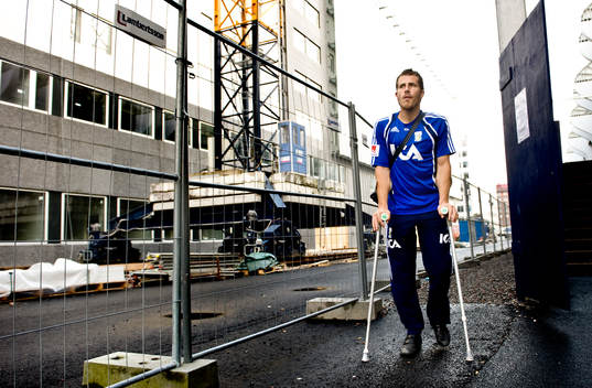 Tobias Hysén,  på kryckor, skada