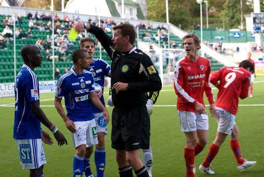 Aziz Corr Nyang, Sundsvall får två gula kort av domare