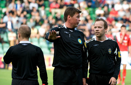 Domare Antti Kanerva tar hjälp av linjemännen