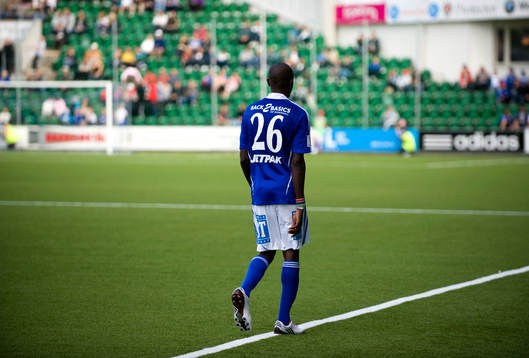 Aziz Corr Nyang, Sundsvall får två gula kort och blir