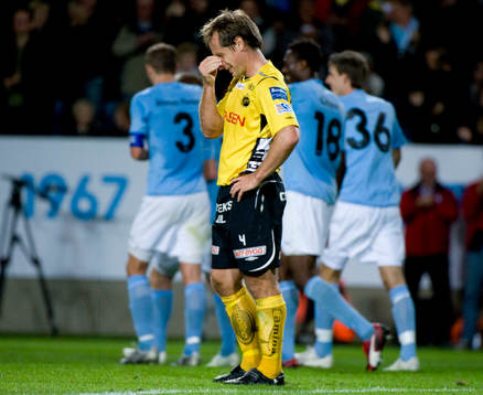 Daniel Larsson, Malmö har nickat in 5-0. Johan Karlsson,