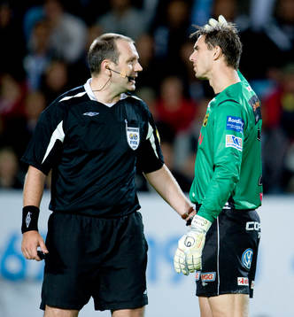 Ante Covic, målvakt Elfsborg och Jonas Eriksson, domare
