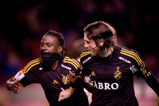 Martin Kayongo Mutumba och Bojan Djordjic, AIK jublar