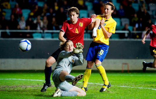 Jessica Landström, skjuter in 2-0, Kosovare Asllani ser