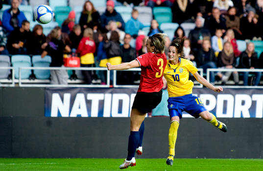 Kosovare Asllani, Sverige skjuter in 1-0